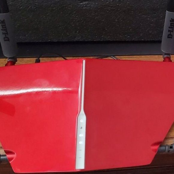 D-Link DIR-890L Tri-Band Ultra Wifi AC3200 Cloud Router - Picture 3 of 5